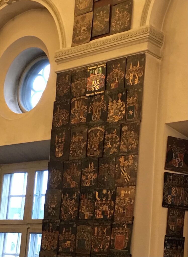 Skölden på plats efter 300 år